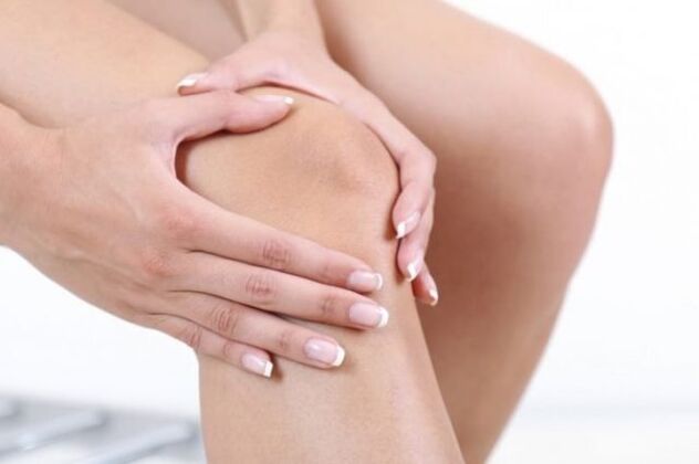 При артрозі виникають гострі болі, що зменшують рухливість колінного суглоба. 